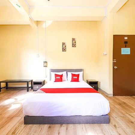 Oyo 703 Myra Hotel Мерсинг Экстерьер фото