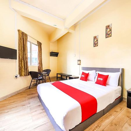 Oyo 703 Myra Hotel Мерсинг Экстерьер фото