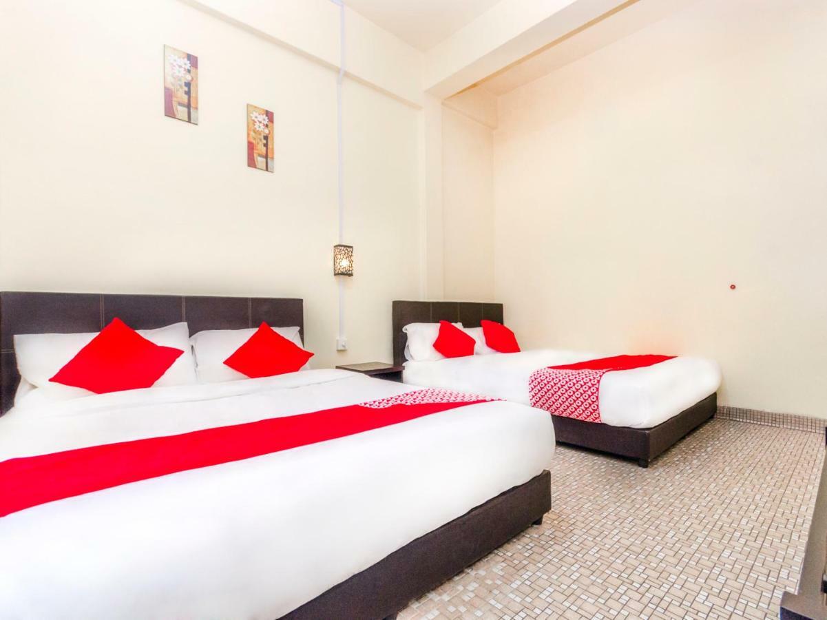 Oyo 703 Myra Hotel Мерсинг Экстерьер фото