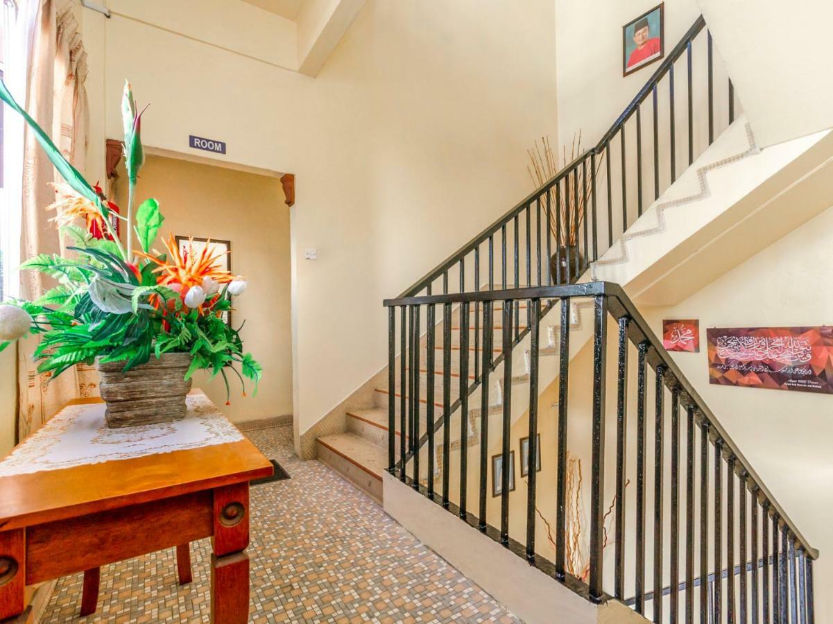 Oyo 703 Myra Hotel Мерсинг Экстерьер фото