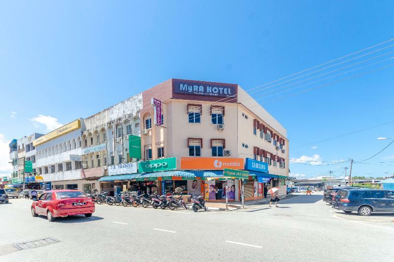 Oyo 703 Myra Hotel Мерсинг Экстерьер фото