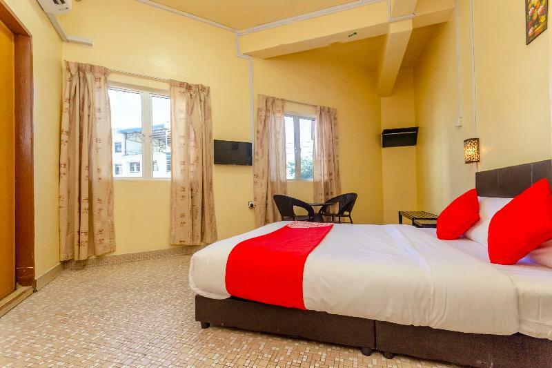 Oyo 703 Myra Hotel Мерсинг Экстерьер фото