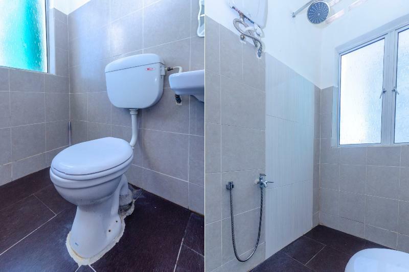 Oyo 703 Myra Hotel Мерсинг Экстерьер фото