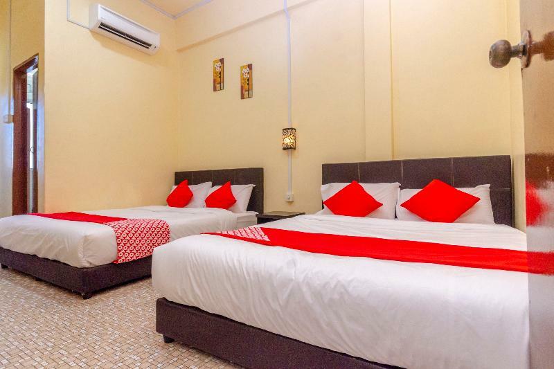 Oyo 703 Myra Hotel Мерсинг Экстерьер фото