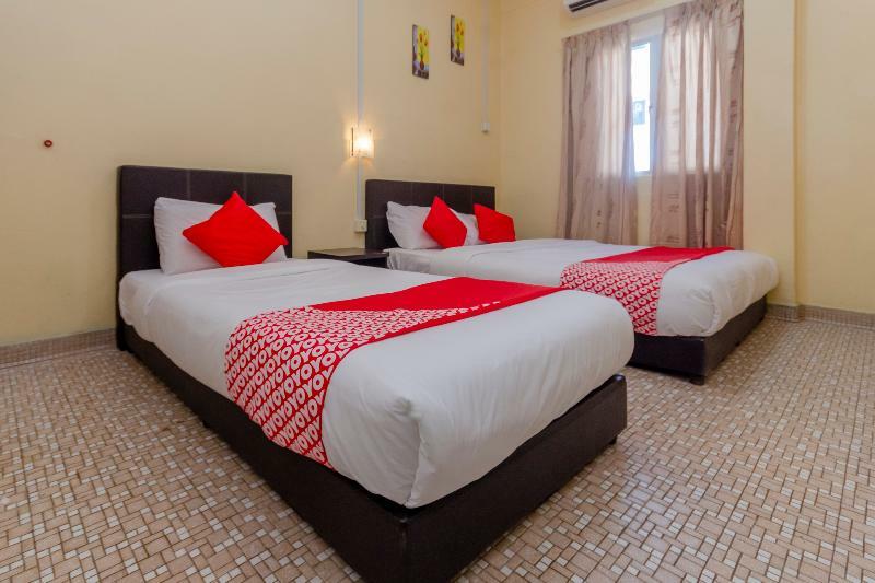 Oyo 703 Myra Hotel Мерсинг Экстерьер фото