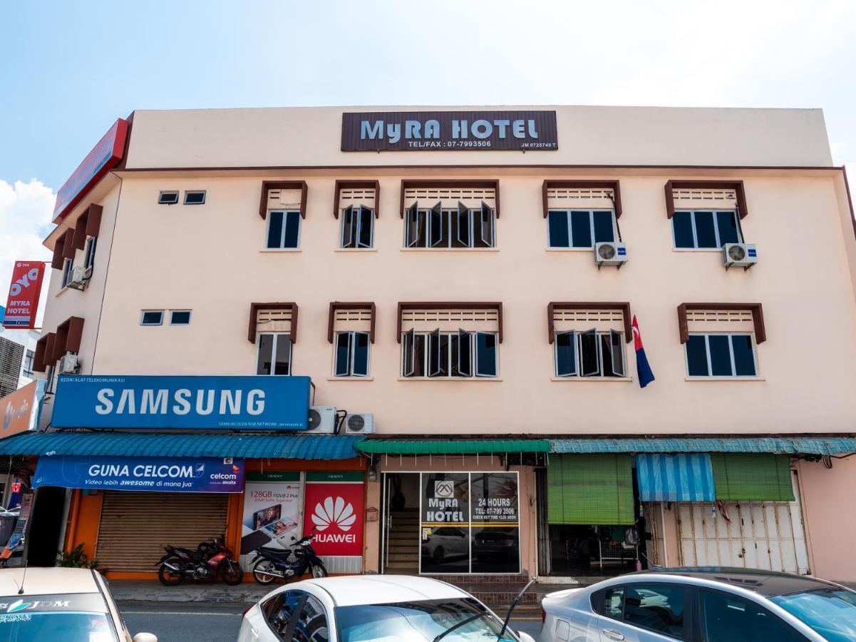 Oyo 703 Myra Hotel Мерсинг Экстерьер фото