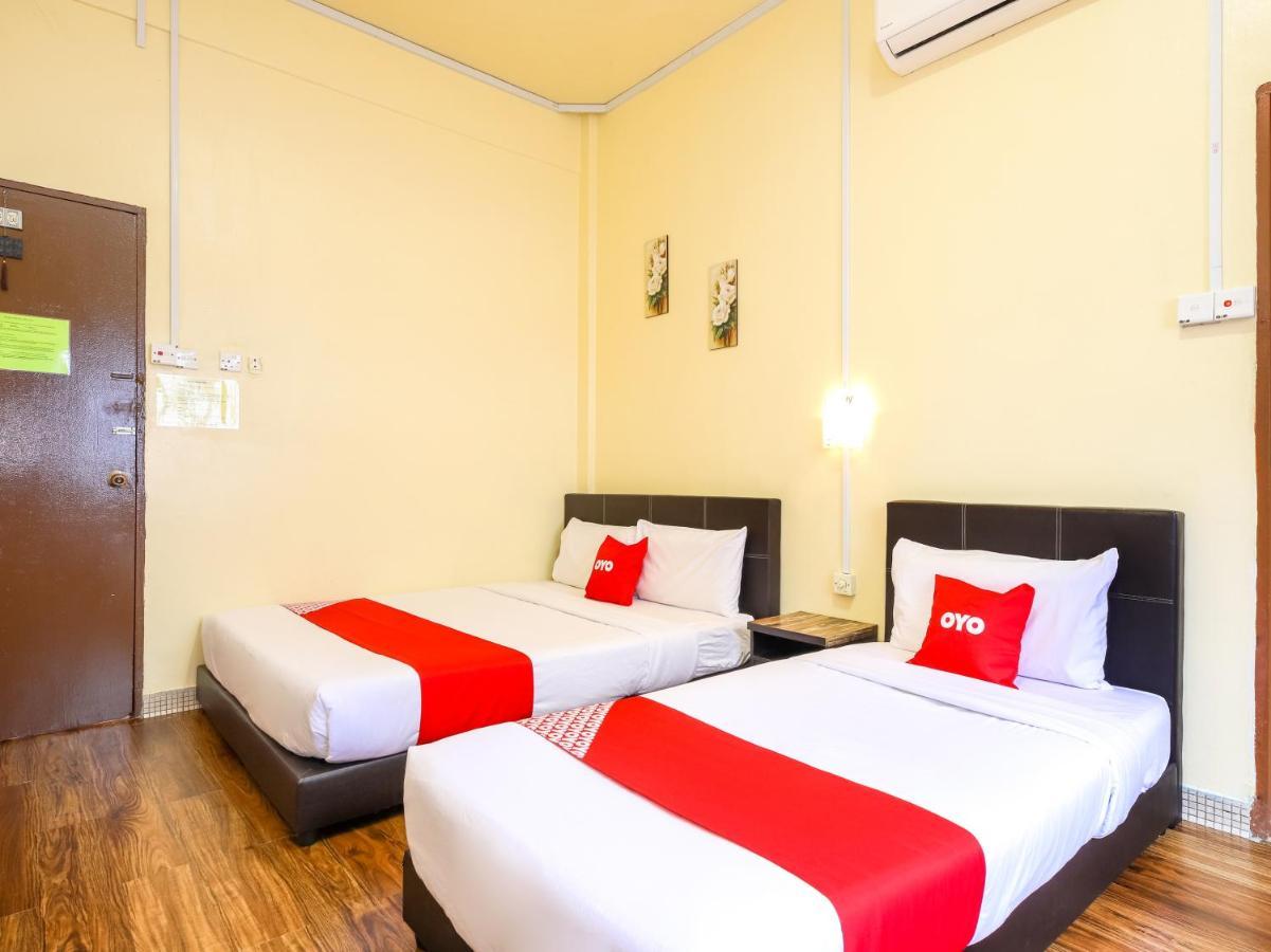 Oyo 703 Myra Hotel Мерсинг Экстерьер фото