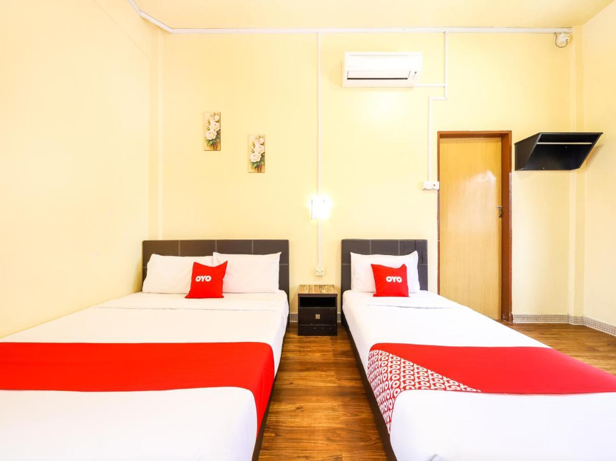 Oyo 703 Myra Hotel Мерсинг Экстерьер фото