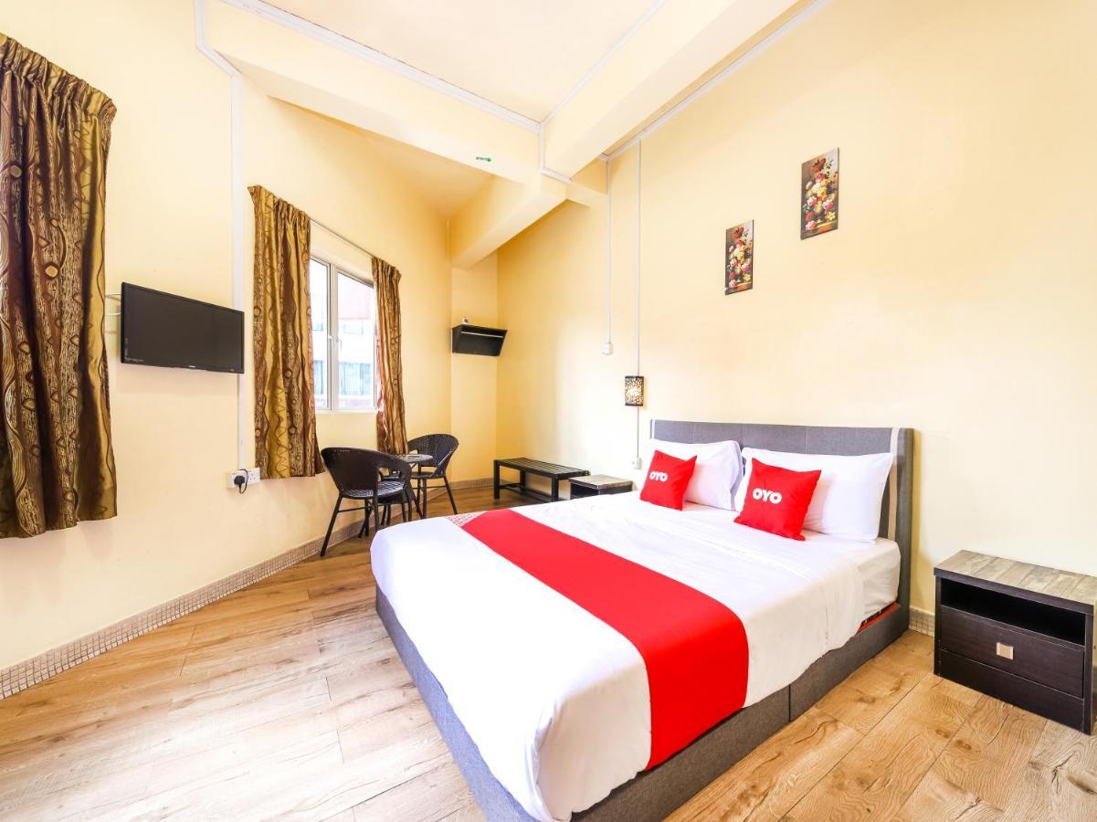 Oyo 703 Myra Hotel Мерсинг Экстерьер фото