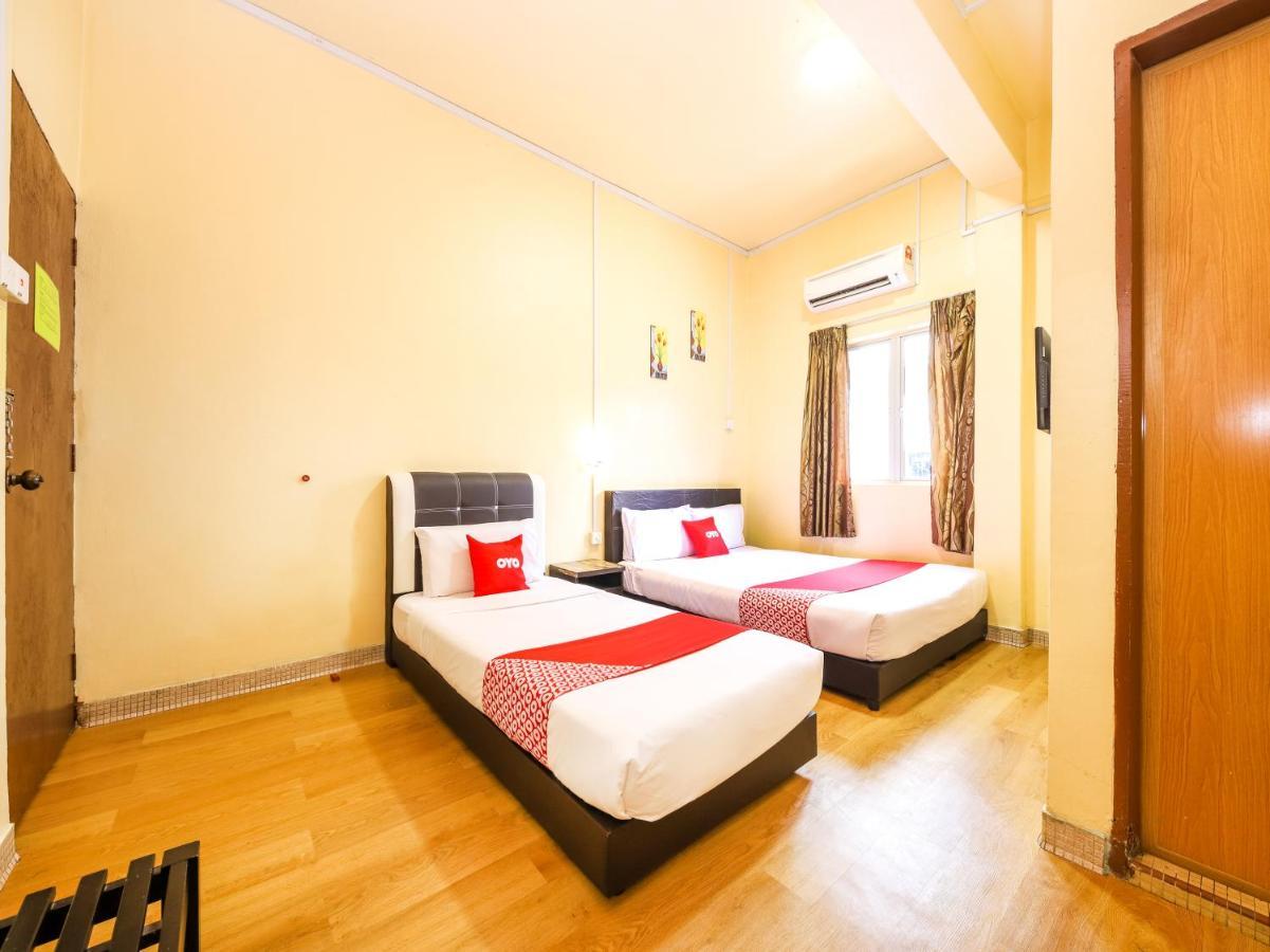 Oyo 703 Myra Hotel Мерсинг Экстерьер фото